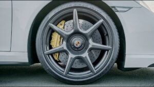 Süsinikkiust velged Porsche järgi