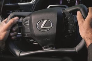 Elektriauto käsikäigukastiga — absurdi tipp. Ühendab mõlema lahenduse puudused.